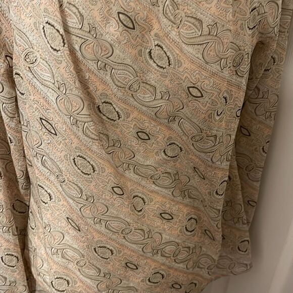 Ann Taylor Loft Blouse. Size 8 EUC - Picture 6 of 7